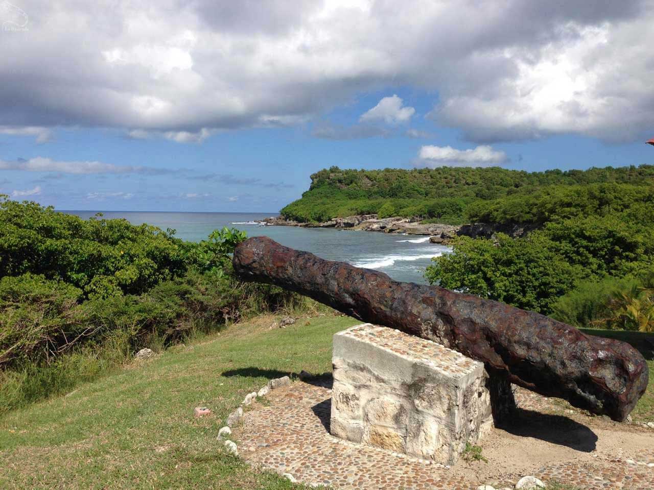 https://www.la-desirade.com/images/Histoire/tranchee-aux-canons-ouest-de-l-ile.jpg