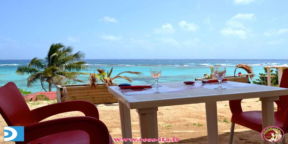 Table avec vue sur la plage au restaurant Rose Ita La Desirade